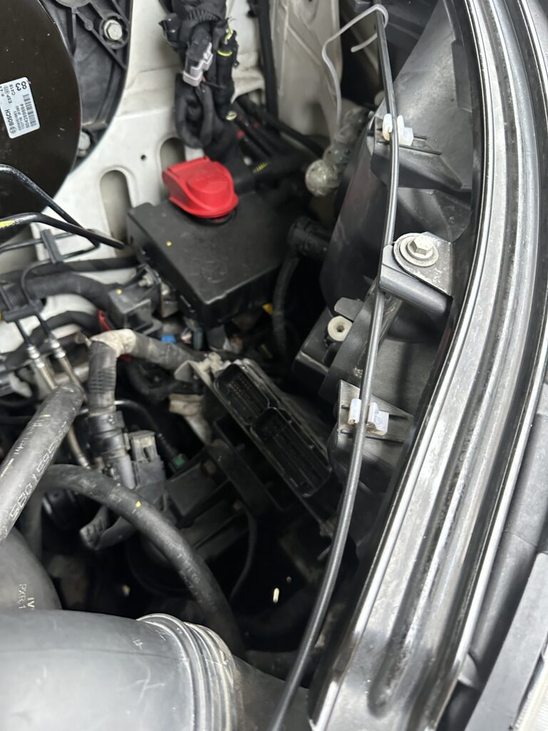 Lokalizacja sterownika EDC17C49 w komorze silnika IVECO Daily