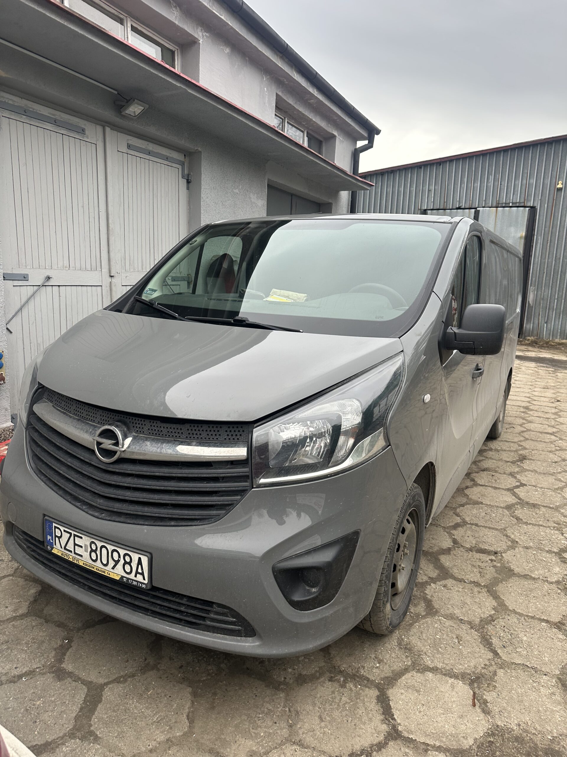 Opel Vivaro na placu Sebon Performance przed kompleksową usługą DPF, EGR i AdBlue OFF
