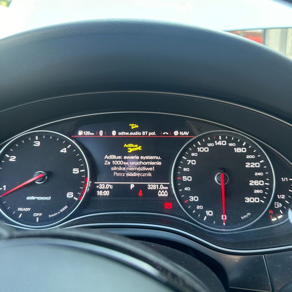 Błąd AdBlue na desce rozdzielczej Audi A6 C7 Deska rozdzielcza Audi A6 C7 z błędem AdBlue przed usunięciem