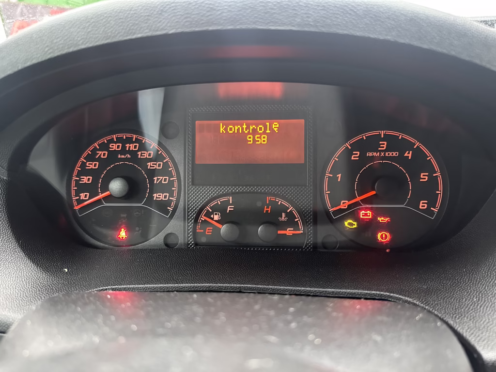 Citroen Jumper deska rozdzielcza - komunikat „Zlecić kontrolę system AdBlue”