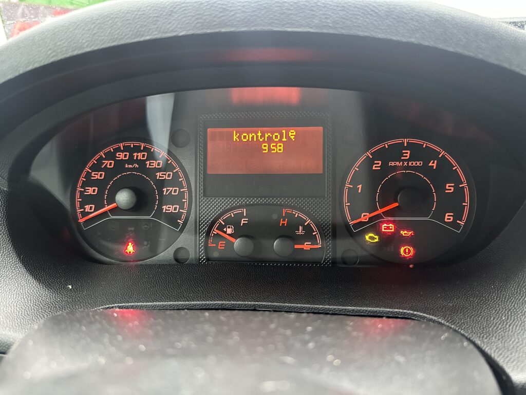 Citroen Jumper deska rozdzielcza - komunikat „Zlecić kontrolę system AdBlue”