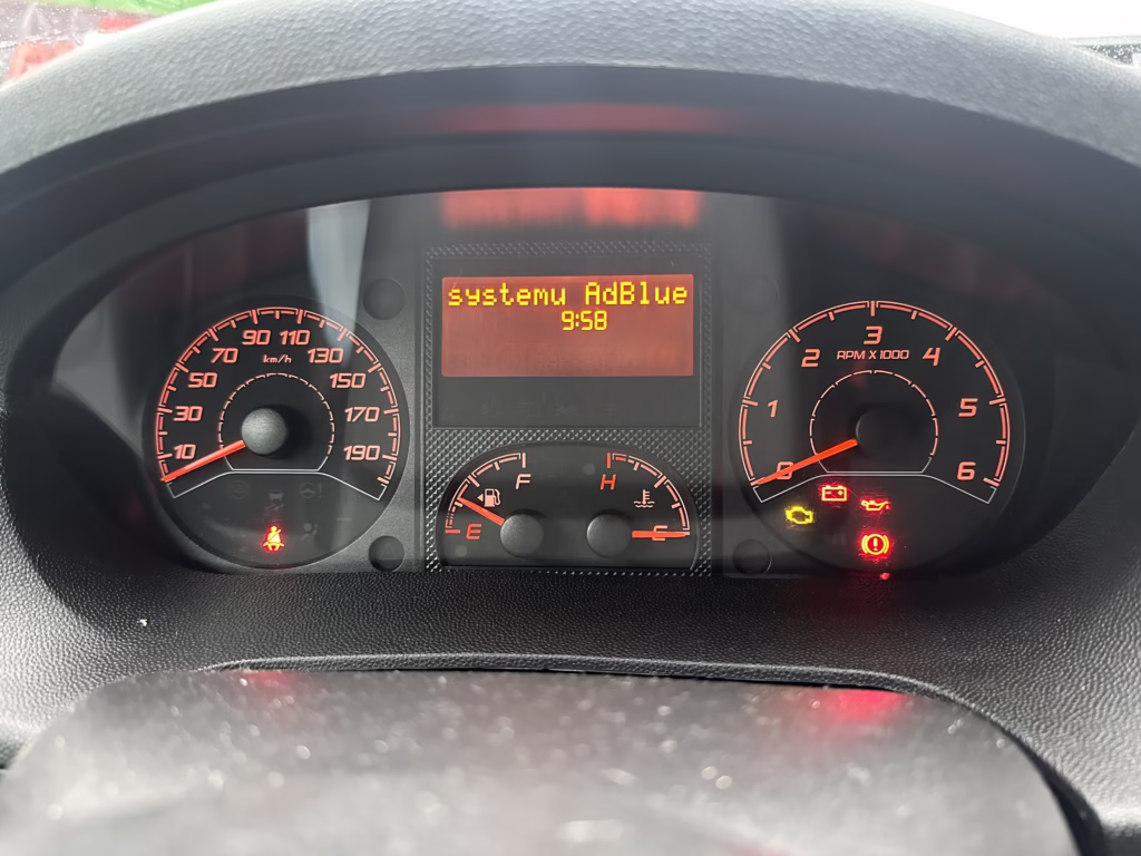 Citroen Jumper deska rozdzielcza - komunikat „Zlecić kontrolę system AdBlue”