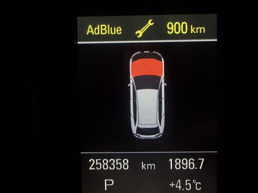 Komunikat o błędzie AdBlue na desce rozdzielczej Audi A4 B8