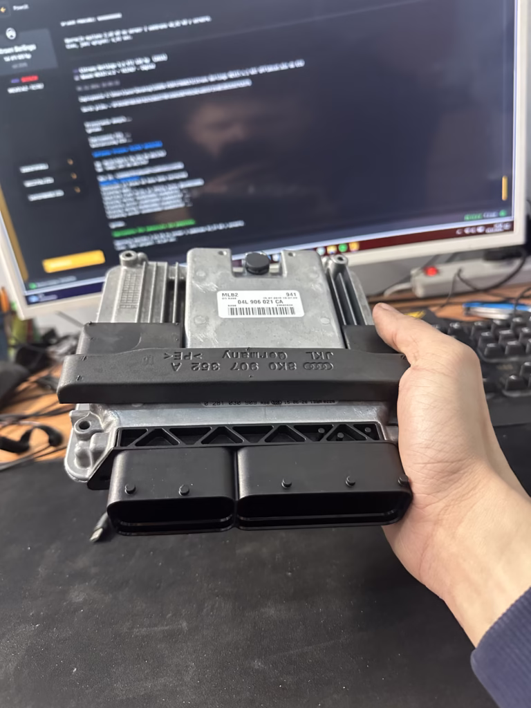 Moduł ECU Audi A4 B8 na biurku w warsztacie Sebon Performance