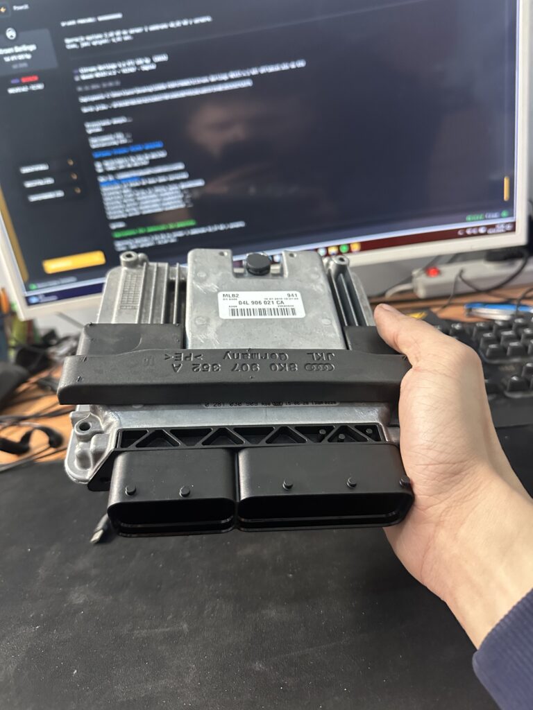 Moduł ECU Audi A4 B8 na biurku w warsztacie Sebon Performance