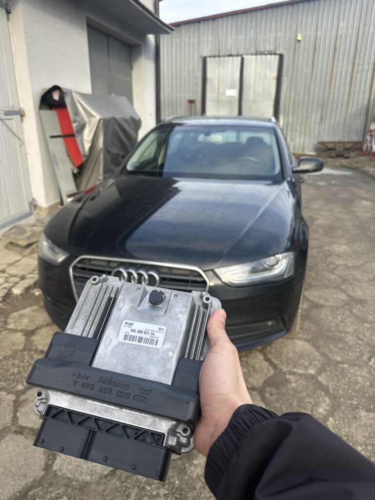 Audi A4 B8 z wyciągniętym modułem ECU na placu Sebon Performance