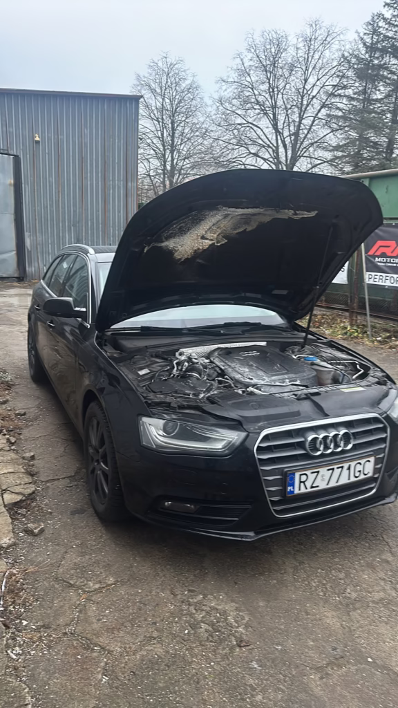 Audi A4 B8 z otwartą maską na placu Sebon Performance