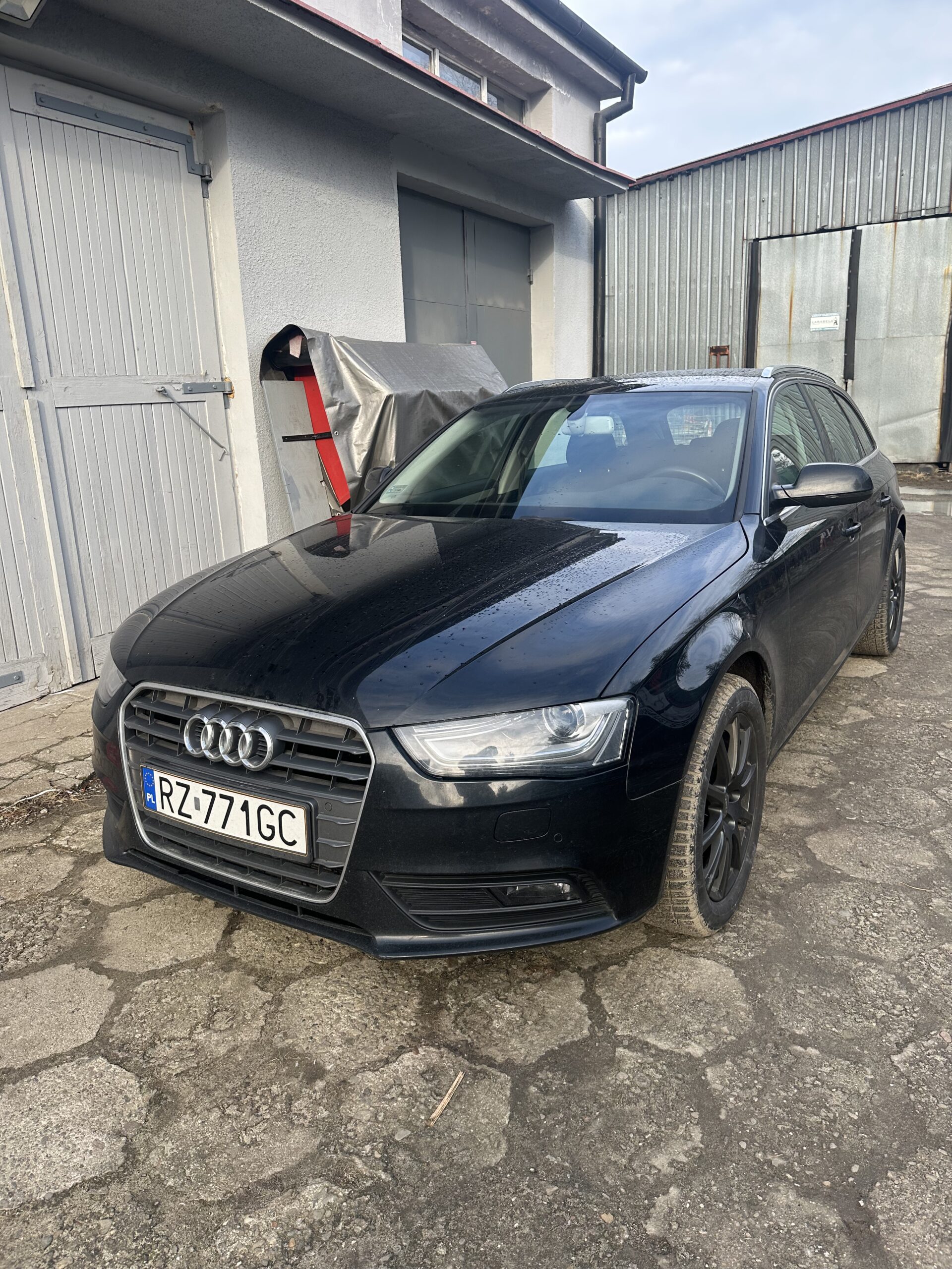 Audi A4 B8 na placu przed warsztatem Sebon Performance