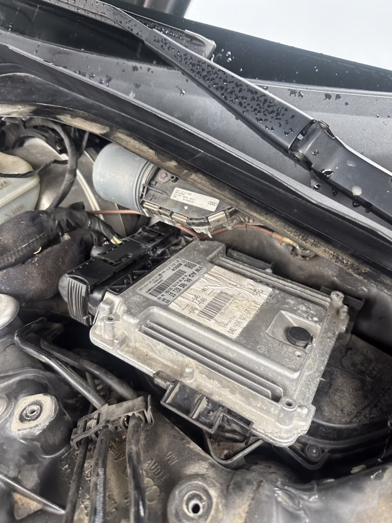 Sterownik silnika ECU pod maską Audi A6 C7