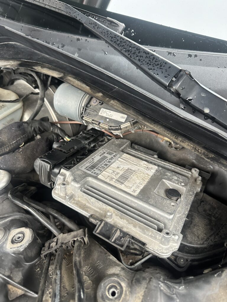 Sterownik silnika ECU pod maską Audi A6 C7