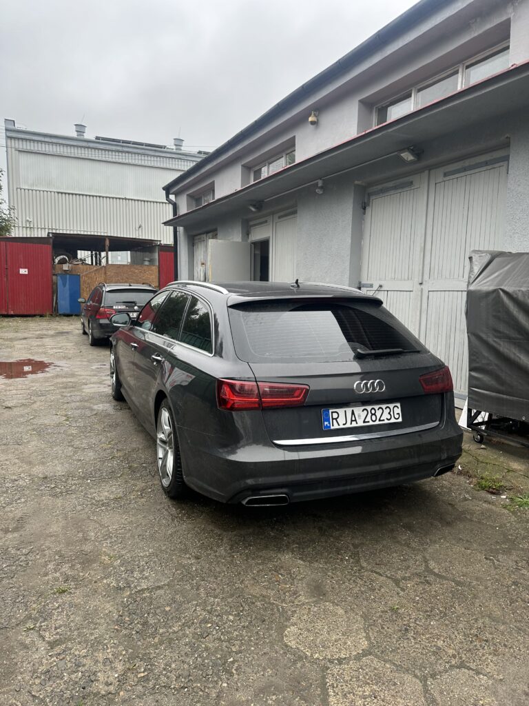 Tył Audi A6 C7 na placu warsztatu