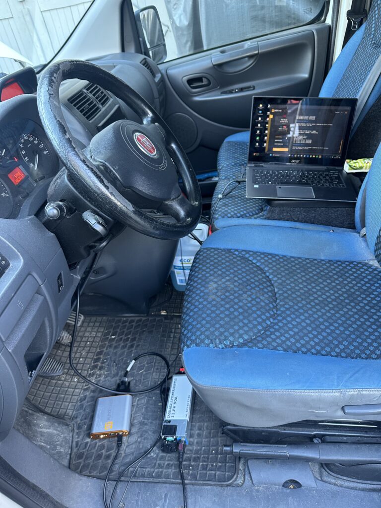 Wgrywanie mapy ECU – Fiat Scudo usuwanie EGR Fiat Scudo – laptop wgrywający mapę bez EGR