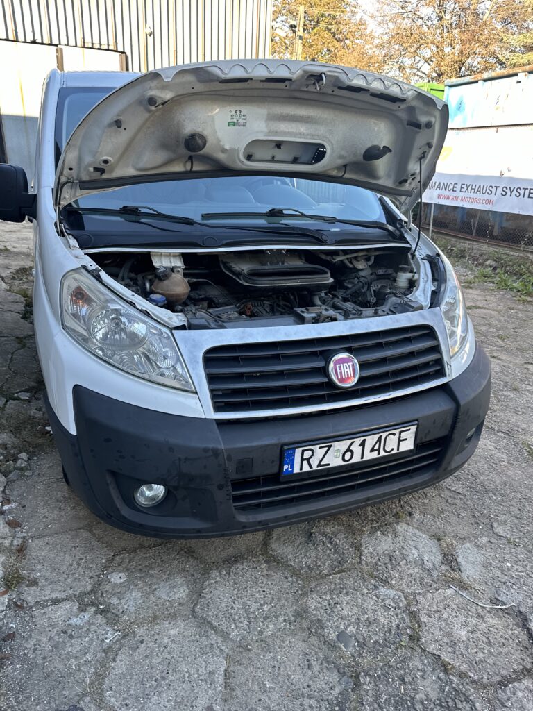 Podniesiona maska – Fiat Scudo usuwanie EGR Fiat Scudo 2.0 JTDm z podniesioną maską – usuwanie EGR