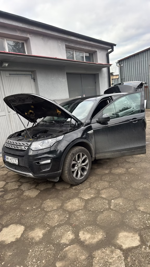Otwarta maska – Land Rover Discovery usuwanie AdBlue / DEF Land Rover Discovery 2.0 Diesel z otwartą maską – przygotowanie do usuwania AdBlue / DEF