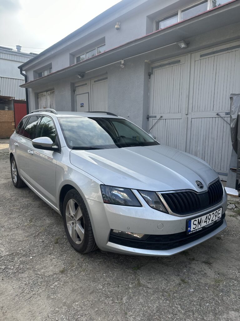 Skoda Octavia III przed diagnostyką – usuwanie AdBlue Skoda Octavia III 1.6 TDI na placu przed diagnostyką – usuwanie AdBlue Sebon Performance