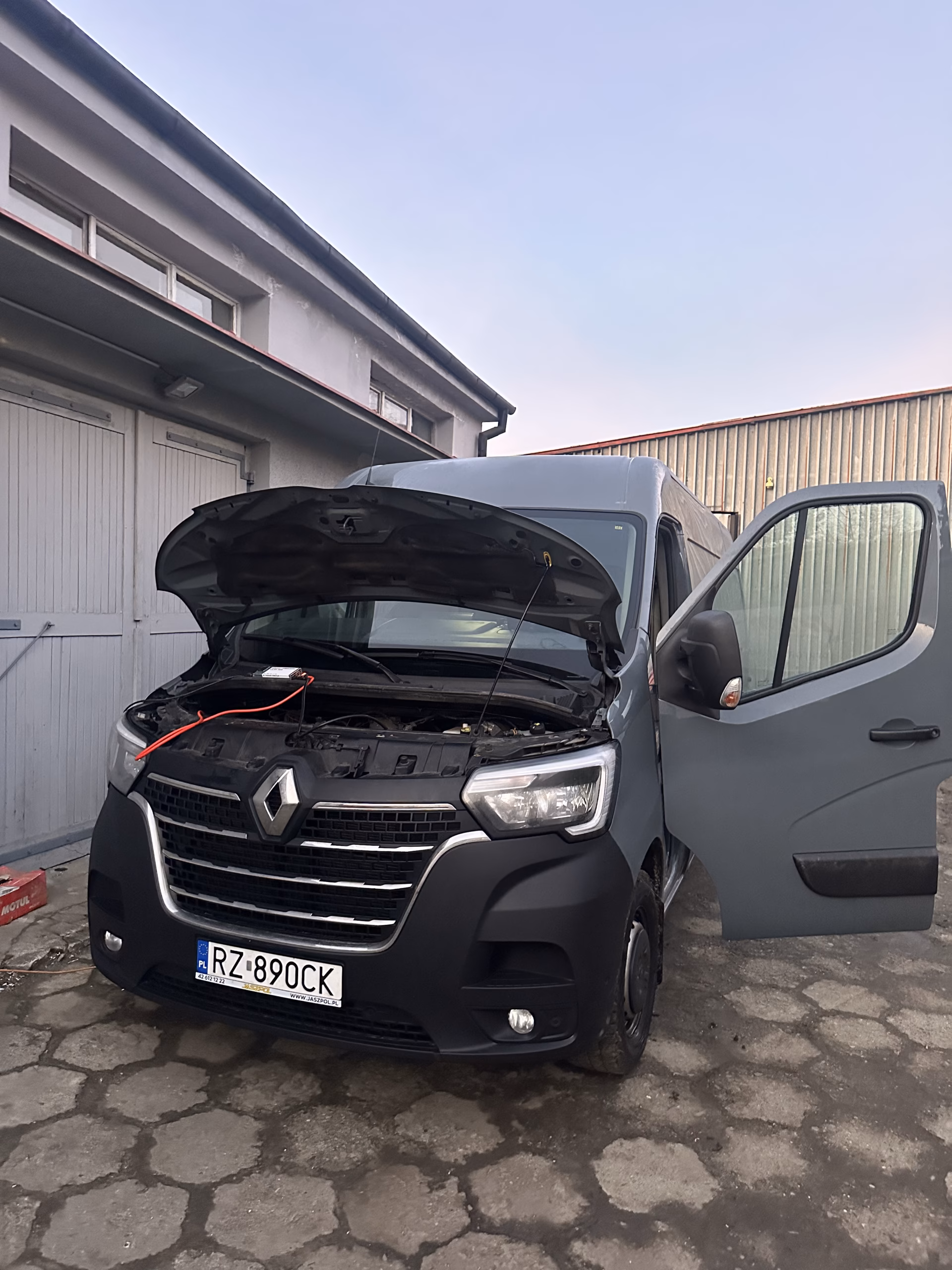 Renault Master na placu serwisowym - usuwanie AdBlue SID321