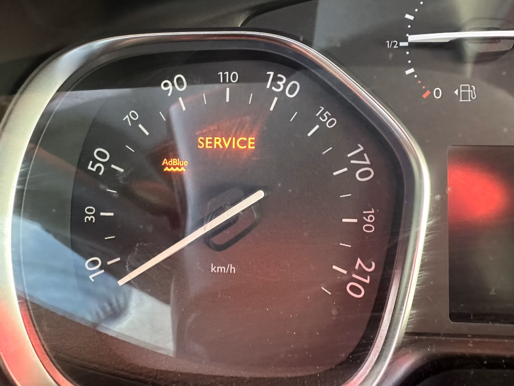 Komunikat SERVICE i błąd systemu AdBlue na desce Citroena Jumpy