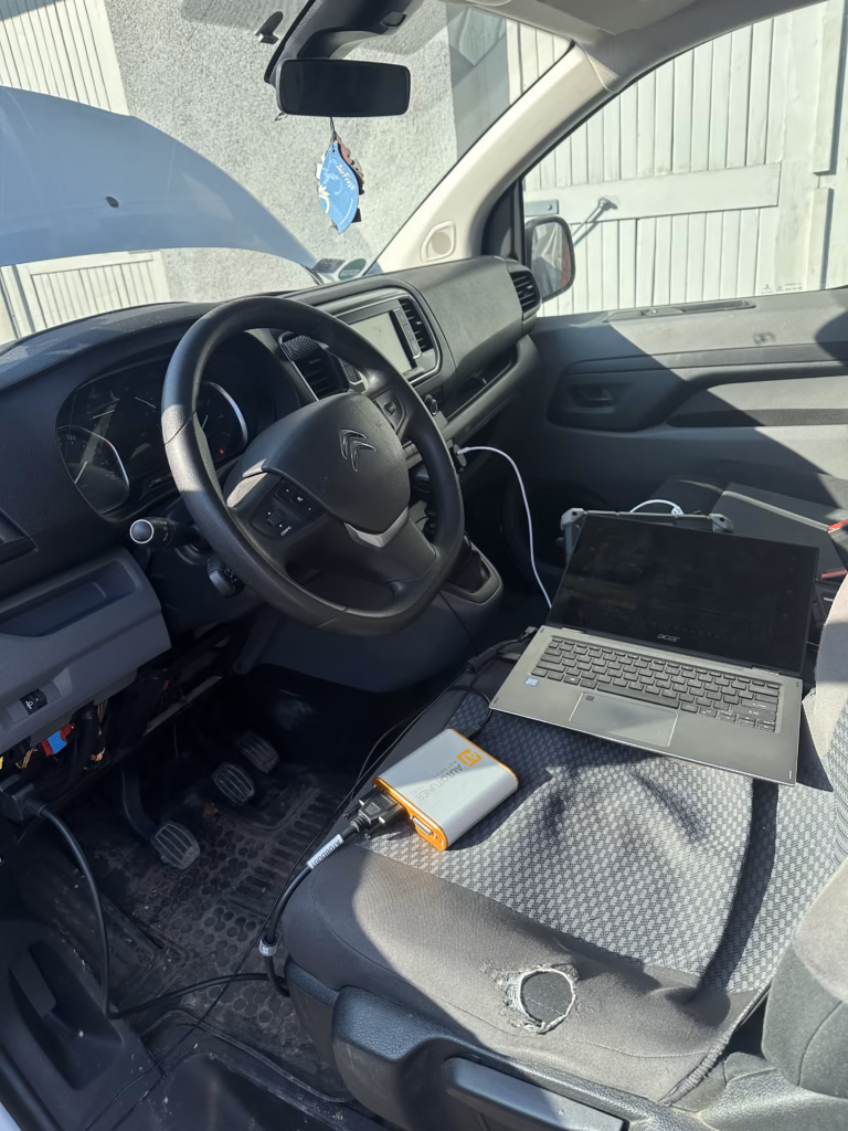 Laptop podłączony do gniazda OBD w Citroenie Jumpy - praca na sterowniku DCM6.2A