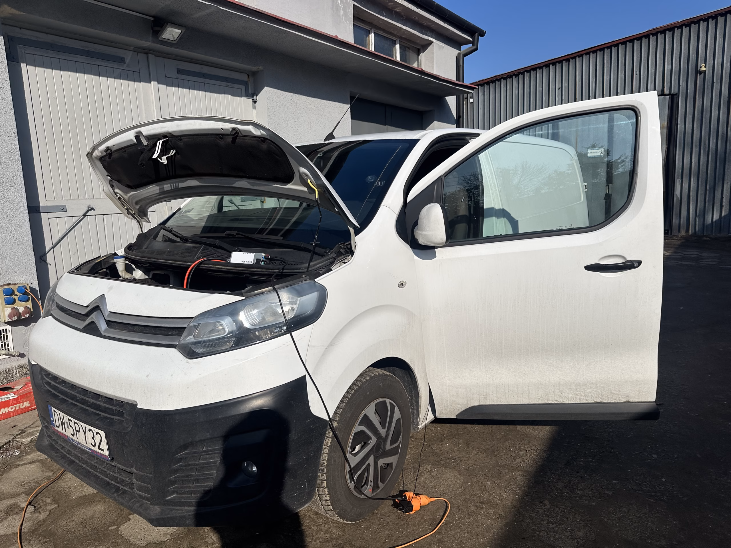Citroen Jumpy na placu serwisowym - usuwanie AdBlue, sterownik DCM6.2A