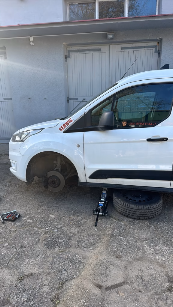 Zdemontowane lewe przednie koło w Ford Transit Connect - dostęp do sterownika