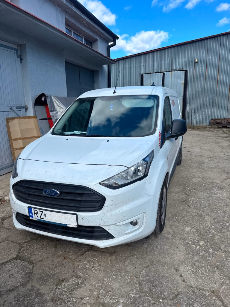 Ford Transit Connect na placu serwisowym - usuwanie AdBlue