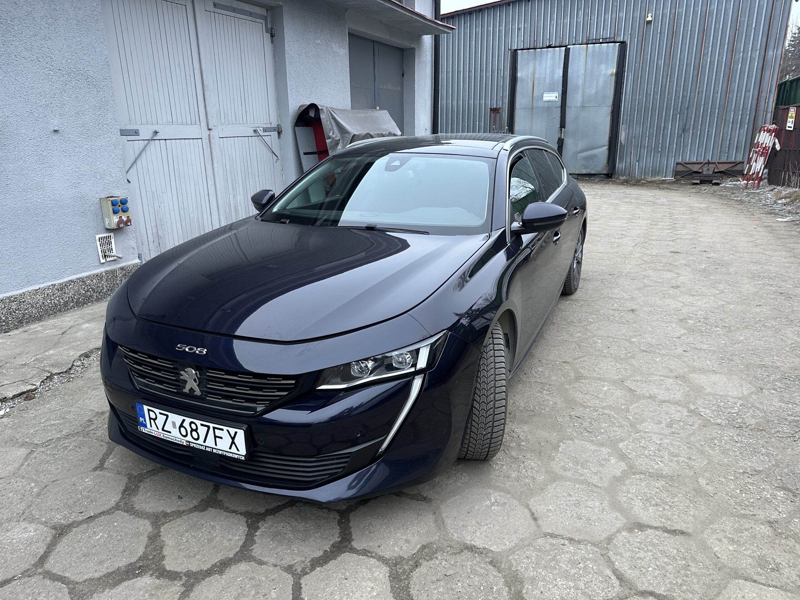 Peugeot 508 z 2019 roku na placu serwisowym - usuwanie AdBlue