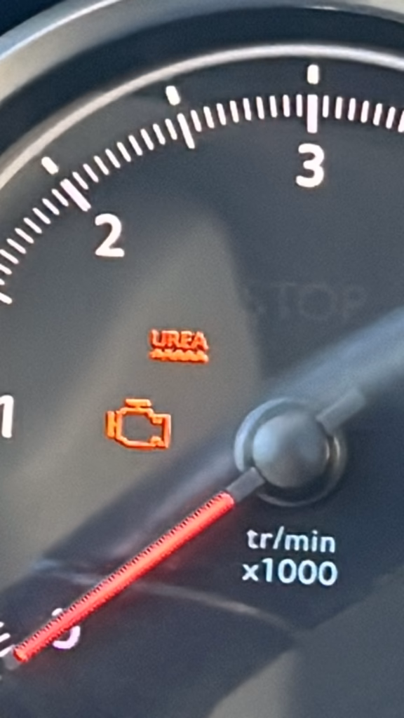 Komunikat UREA i kontrolka Check Engine na desce Peugeota 508