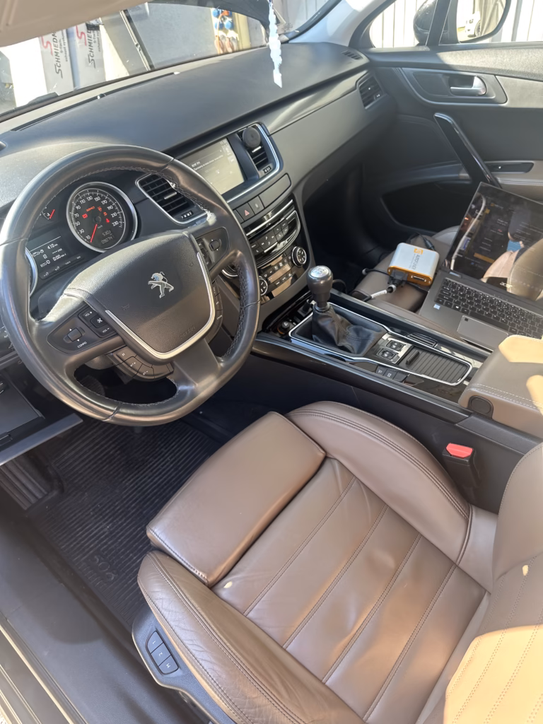 Komputer podłączony w Peugeocie 508 - praca na sterowniku
