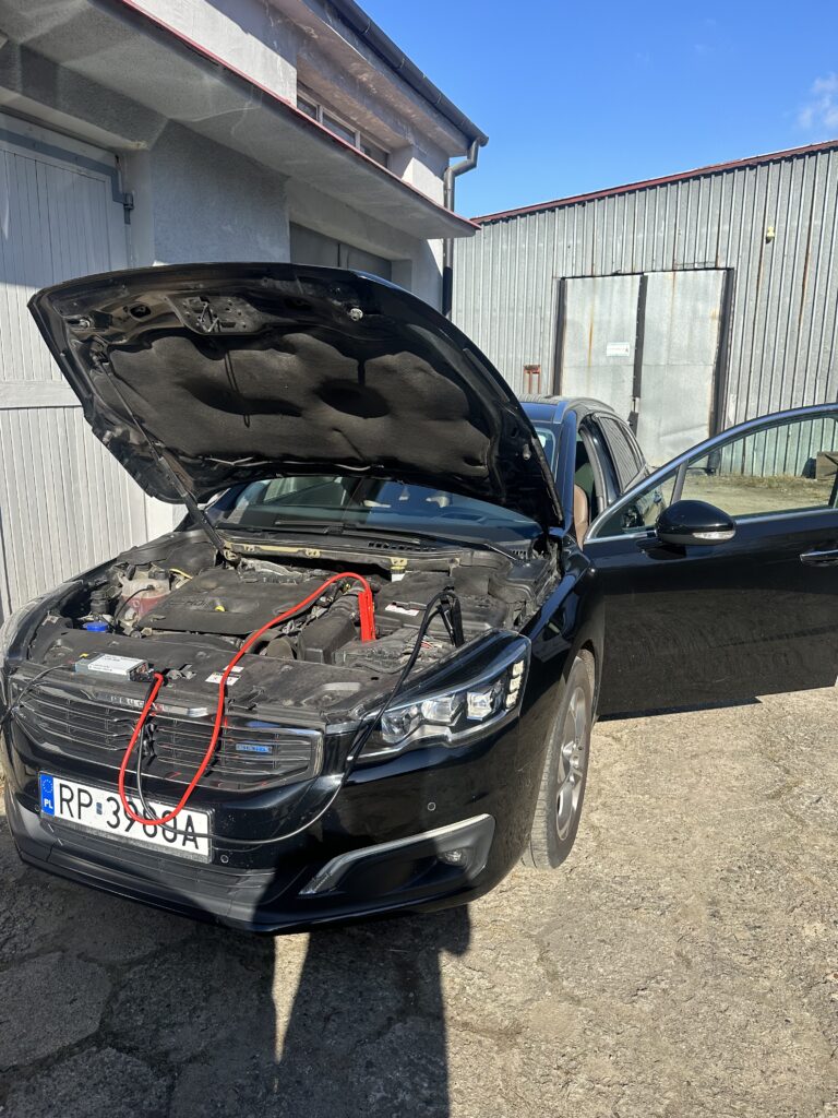 Peugeot 508 na placu serwisowym - usuwanie AdBlue po błędzie UREA
