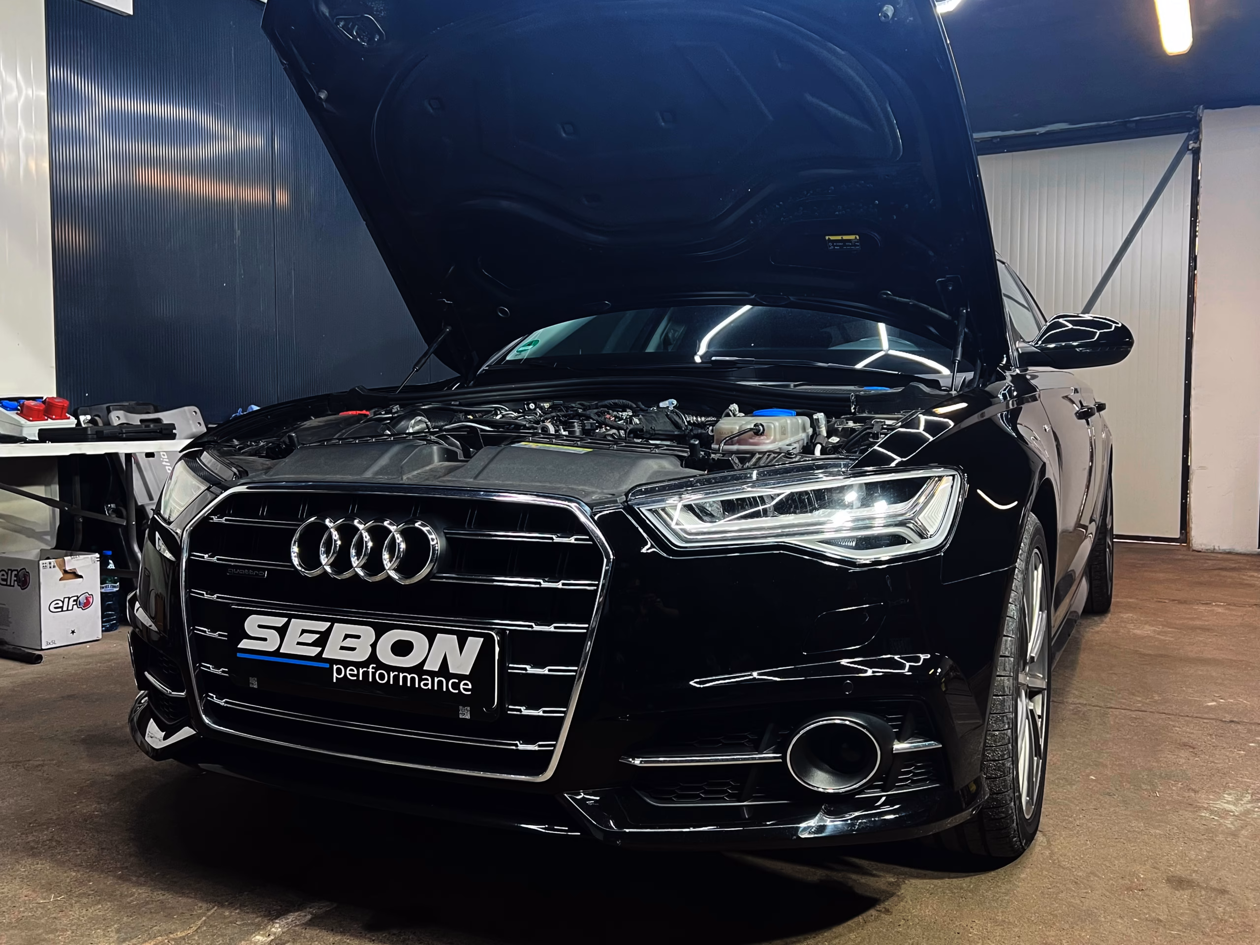 Audi A8 C8 2.0 TDI quattro w garażu serwisowym - usuwanie EGR