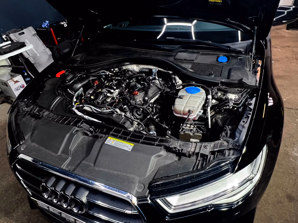Komora silnika Audi A8 C8 2.0 TDI podczas zaślepiania zaworu EGR