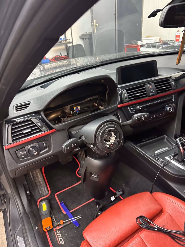 Zdemontowana kierownica w BMW F30 - początek wymiany