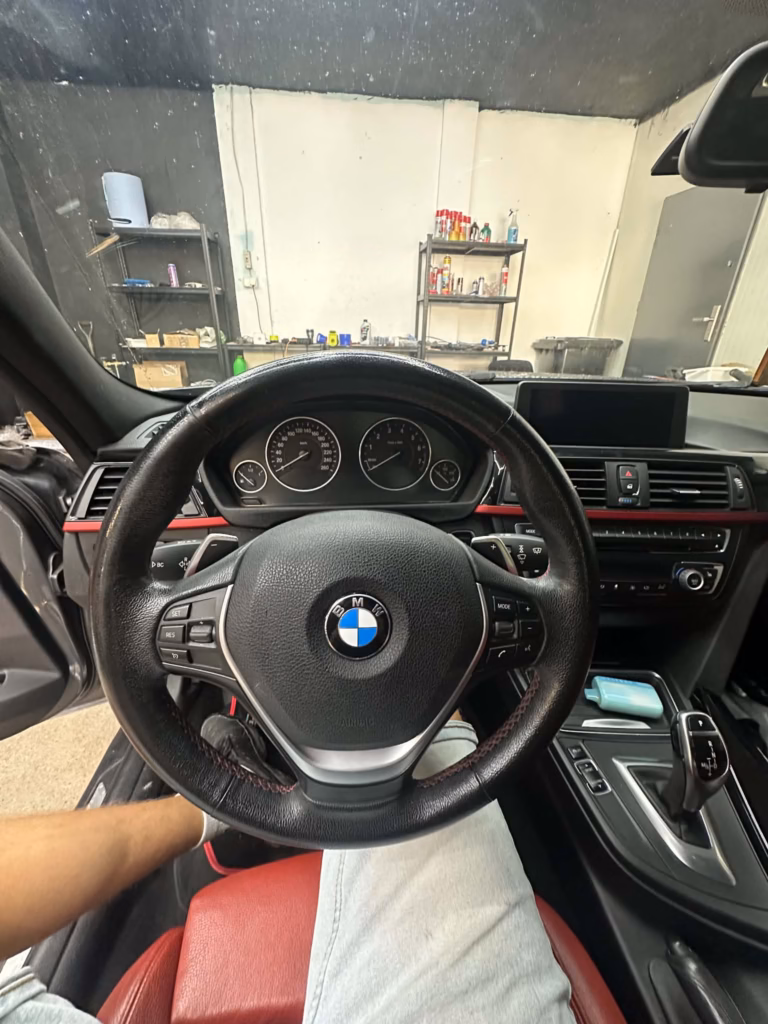 Fabryczna kierownica BMW F30 przed wymianą
