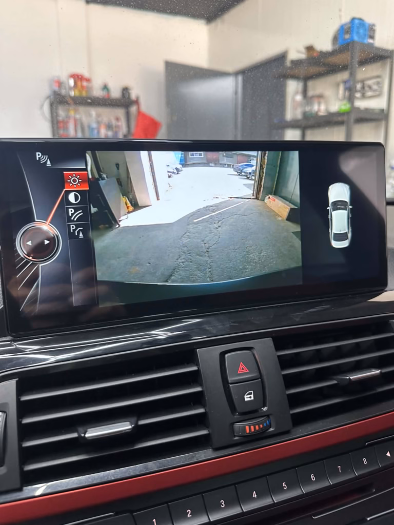 Obraz z kamery cofania na ekranie BMW F30 po doposażeniu