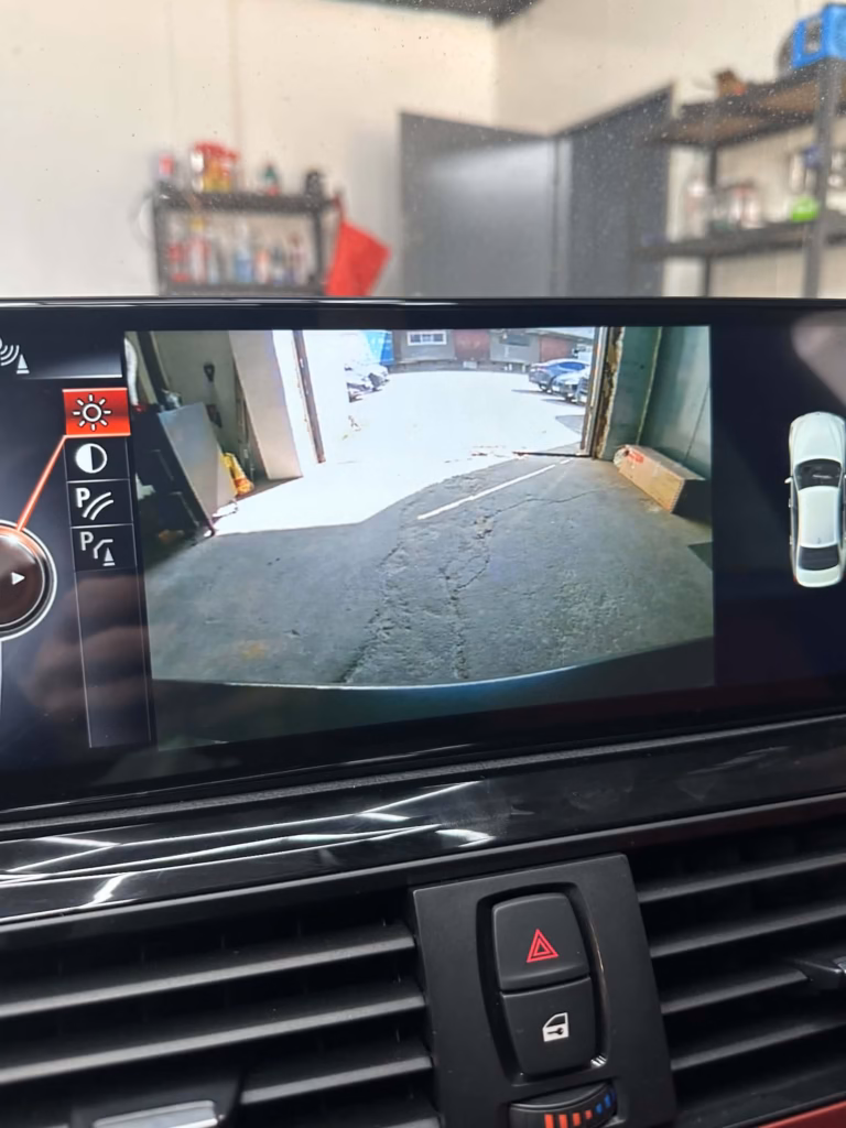 Obraz z kamery cofania w BMW F30 podczas manewru