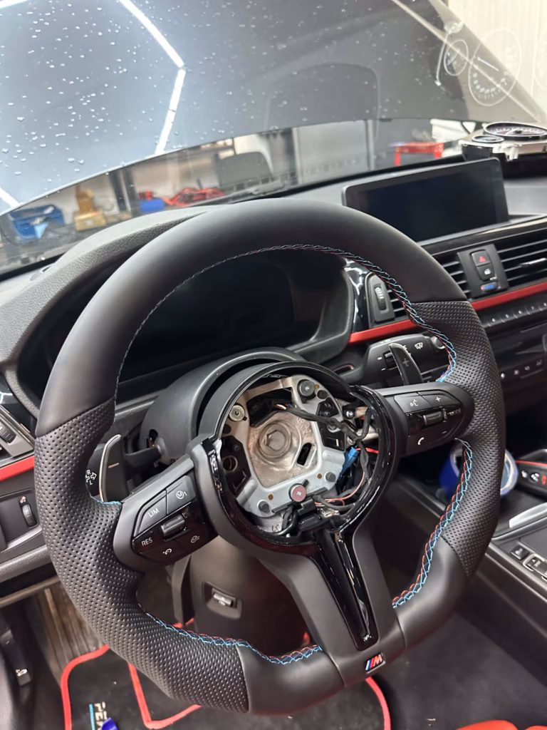 Detal kierownicy M Performance w BMW F30 - wykończenie alcantarą