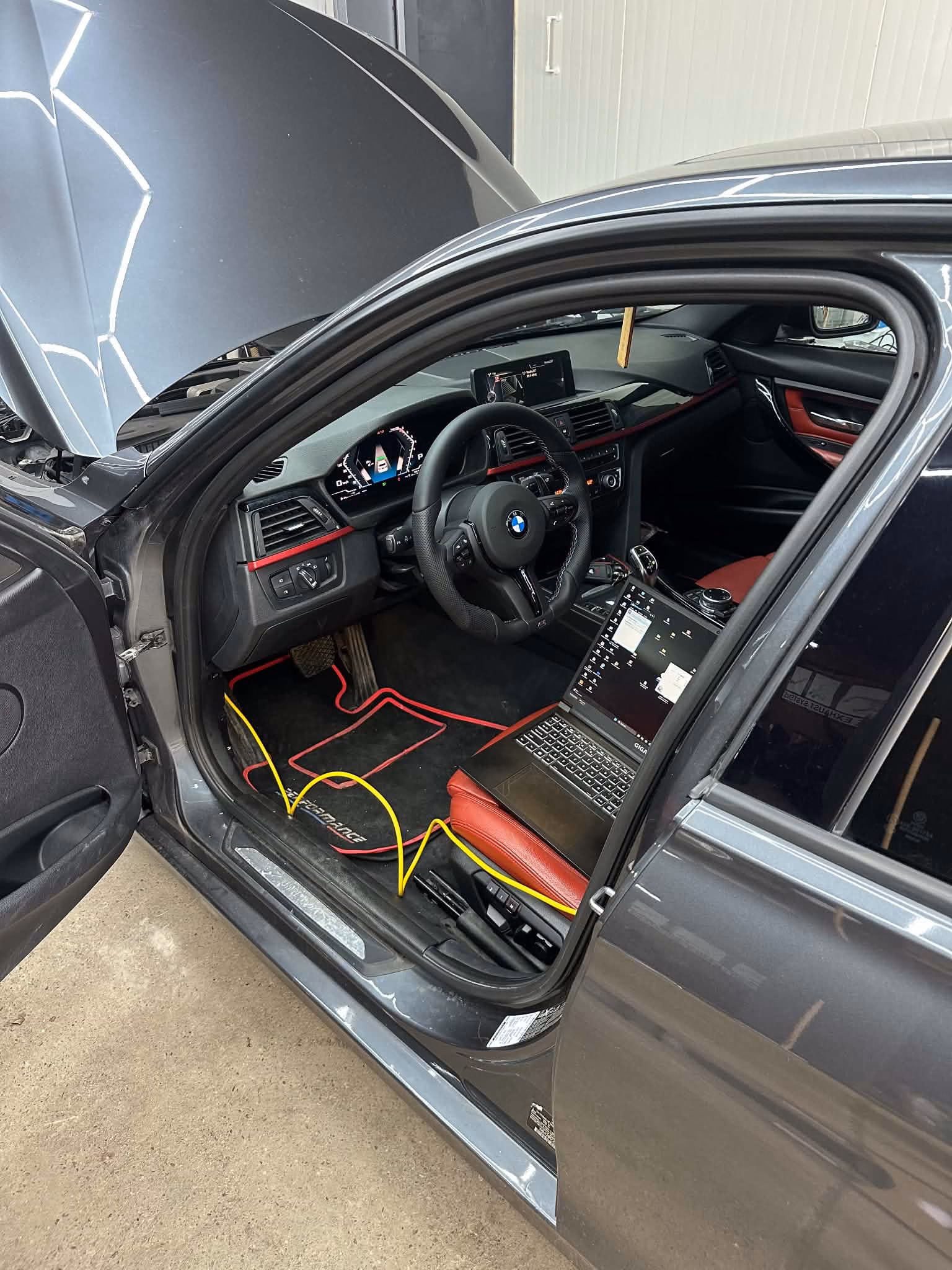 Kodowanie funkcji w BMW F30 - komputer podłączony do pojazdu
