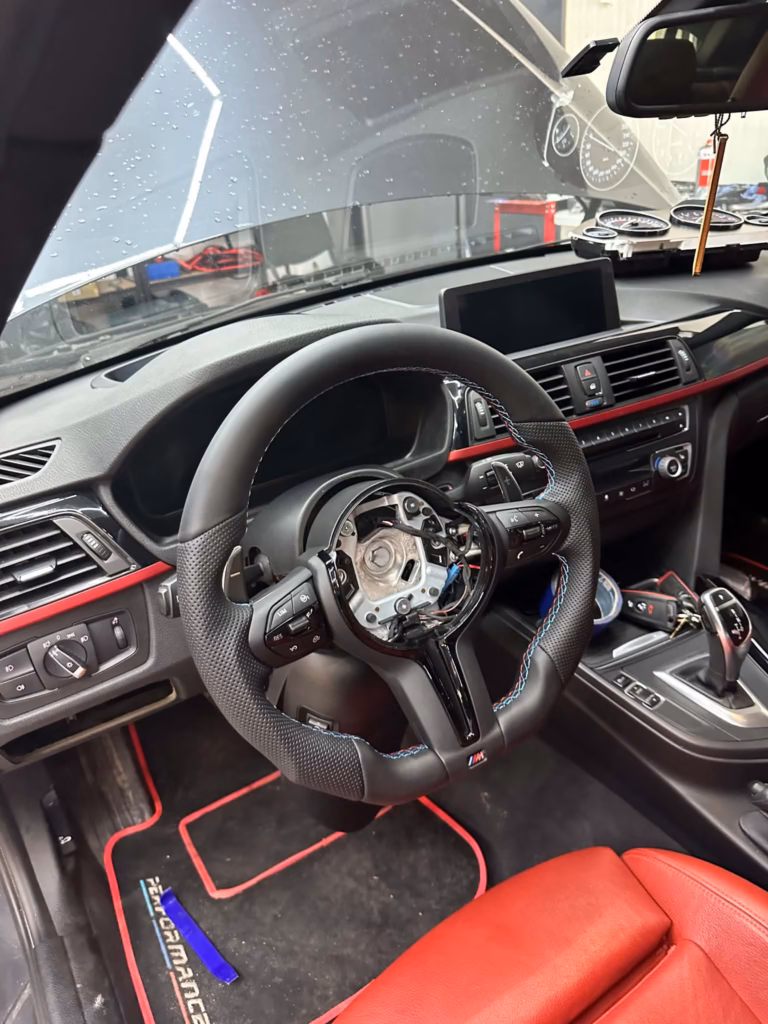 Montaż kierownicy M Performance w BMW F30 - prace w kabinie