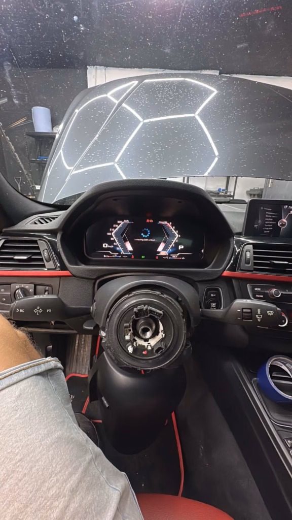 Montaż wirtualnych zegarów w BMW F30 przy zdemontowanej kierownicy