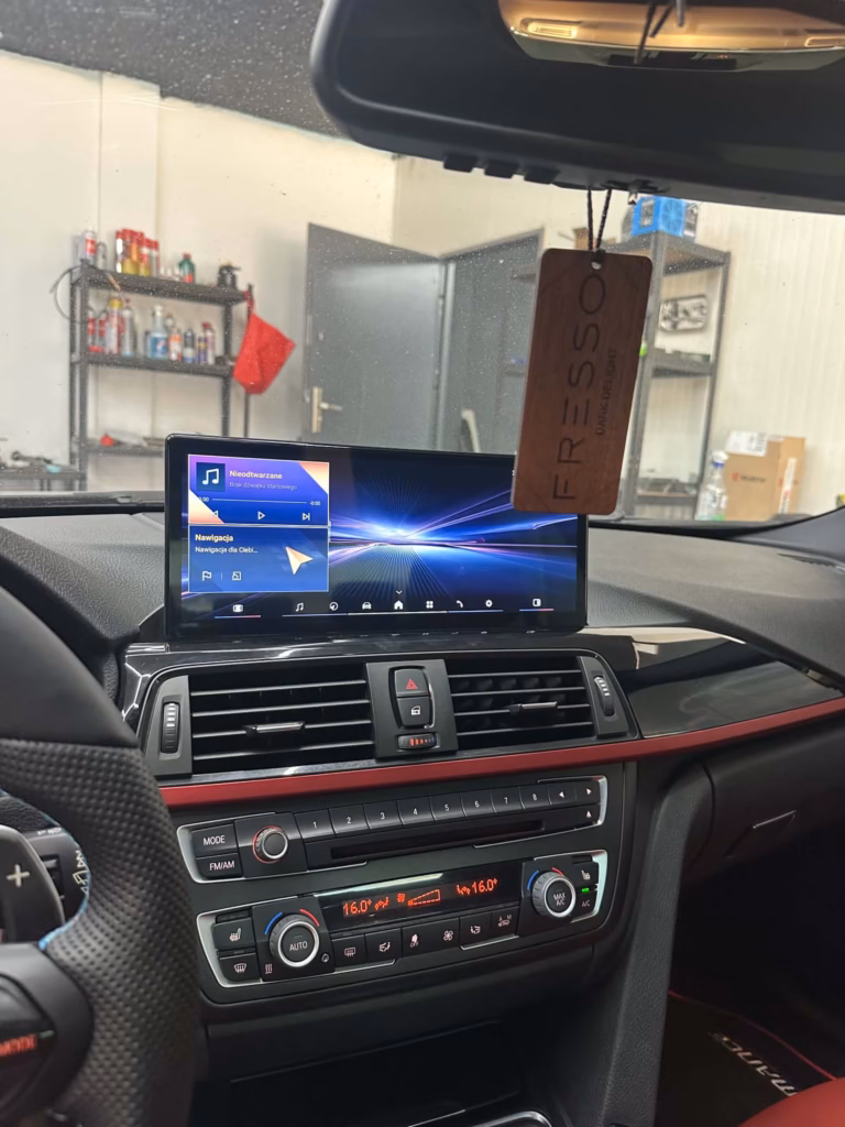 Nowy ekran dotykowy zamontowany w BMW F30