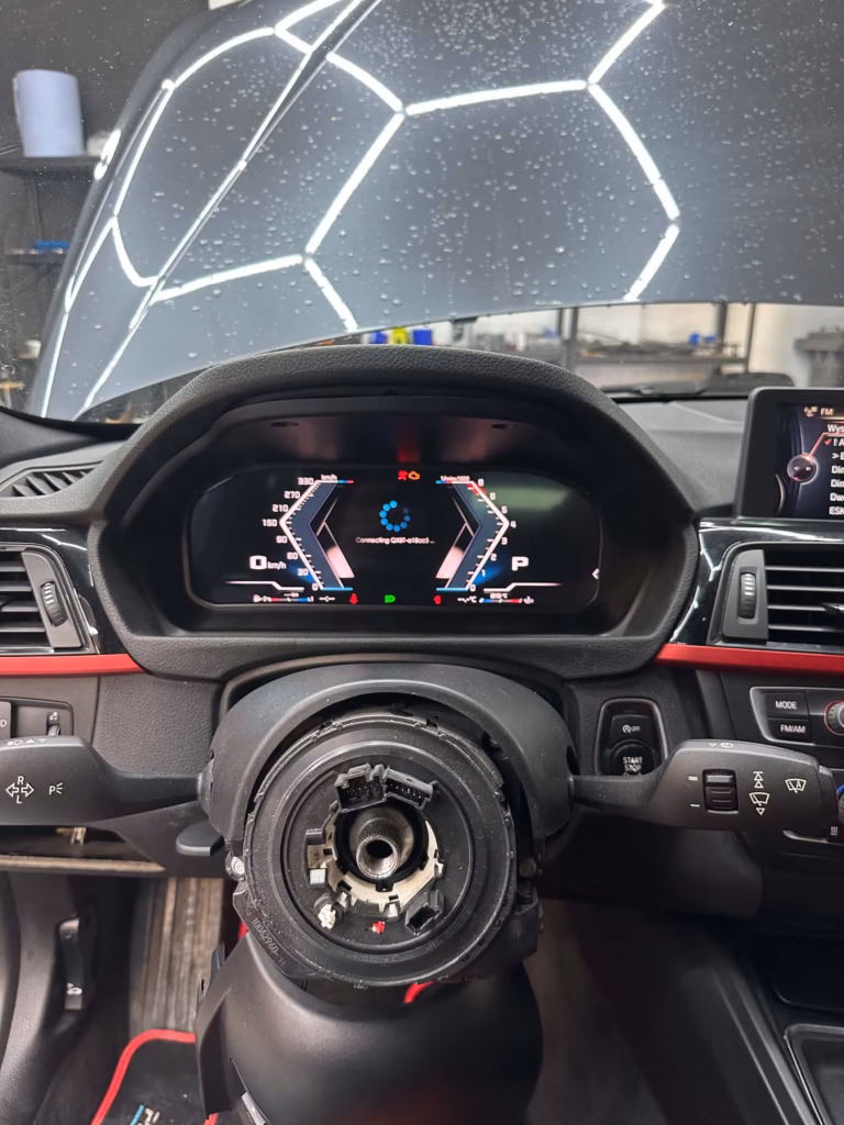 Wirtualny zestaw wskaźników BMW F30 podczas montażu