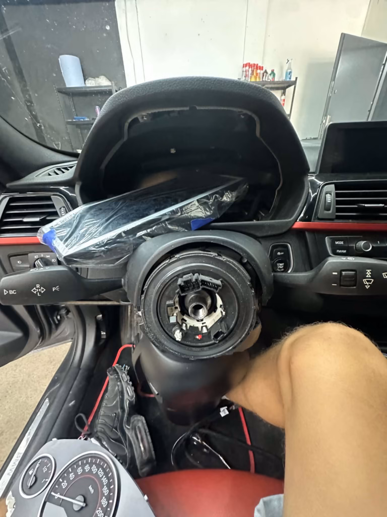 Praca przy wymianie kierownicy w BMW F30