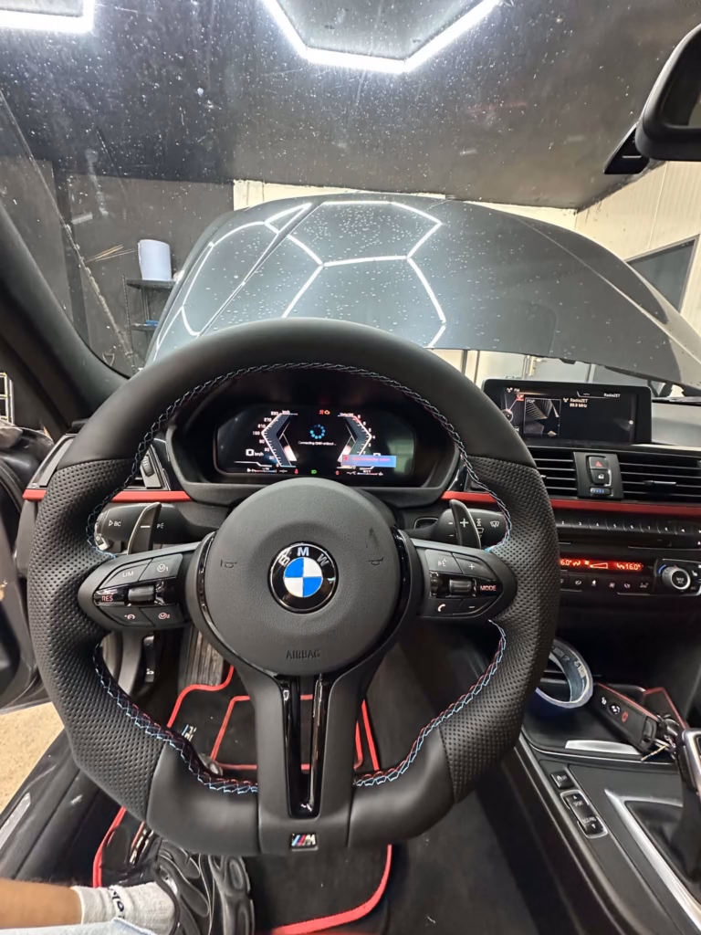 BMW F30 z nowymi zegarami i kierownicą, przed wymianą ekranu