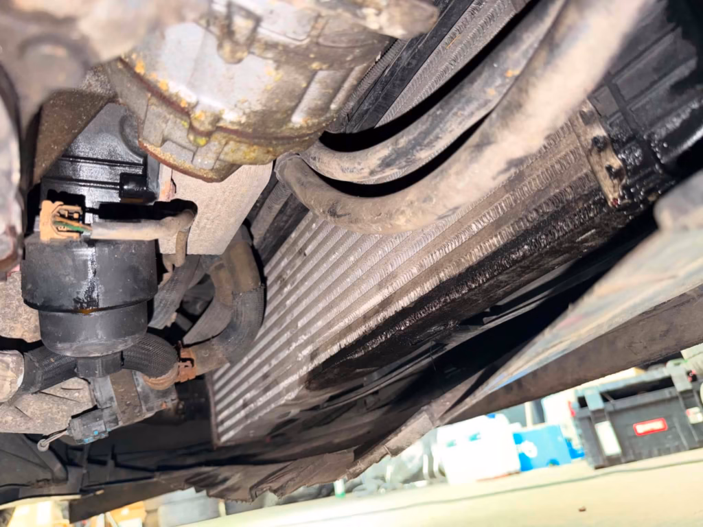 Zaolejona dolna część intercoolera w Oplu Vivaro 1.6 BiTurbo