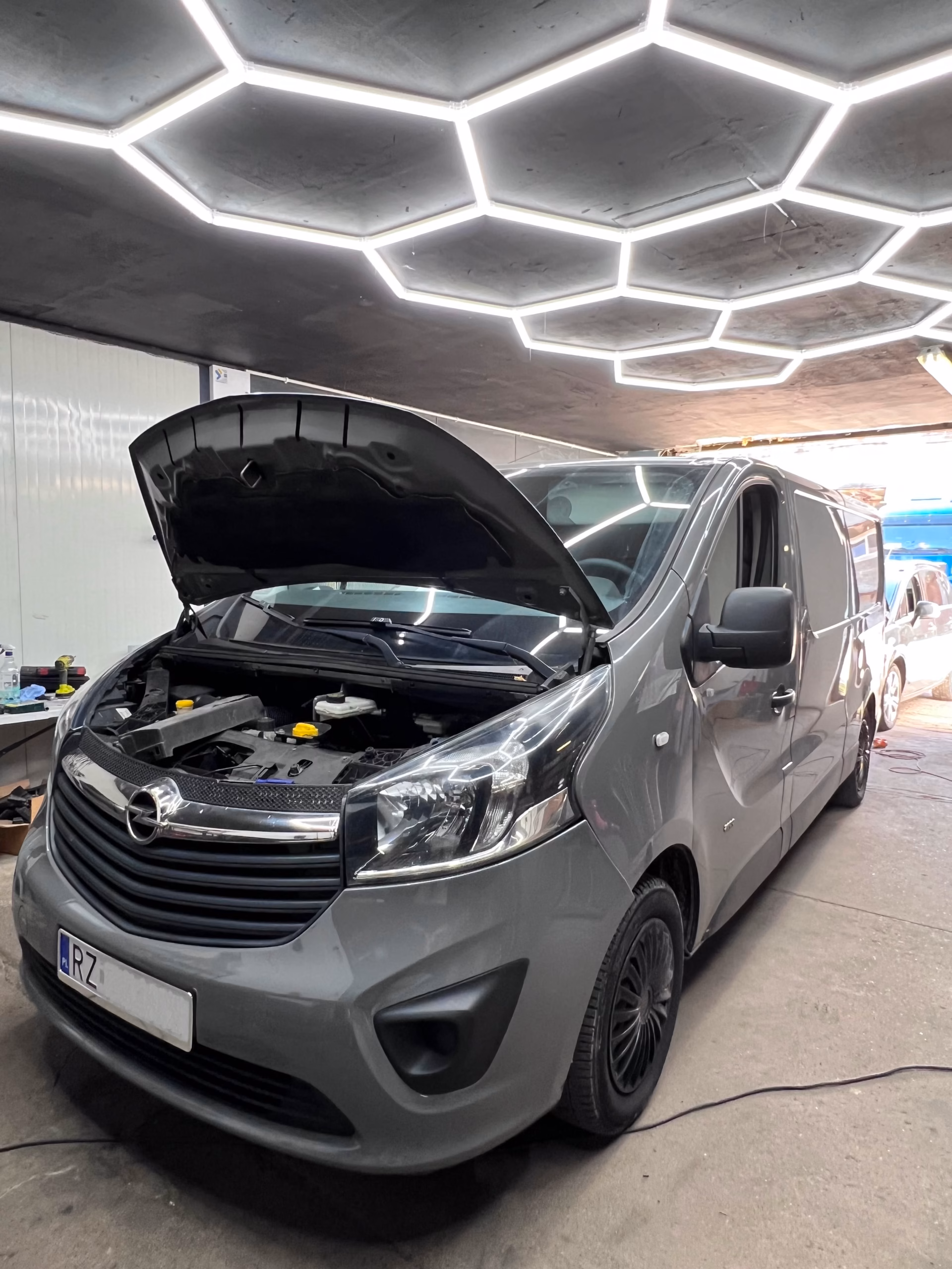 Opel Vivaro 1.6 BiTurbo w garażu serwisowym - usuwanie DPF