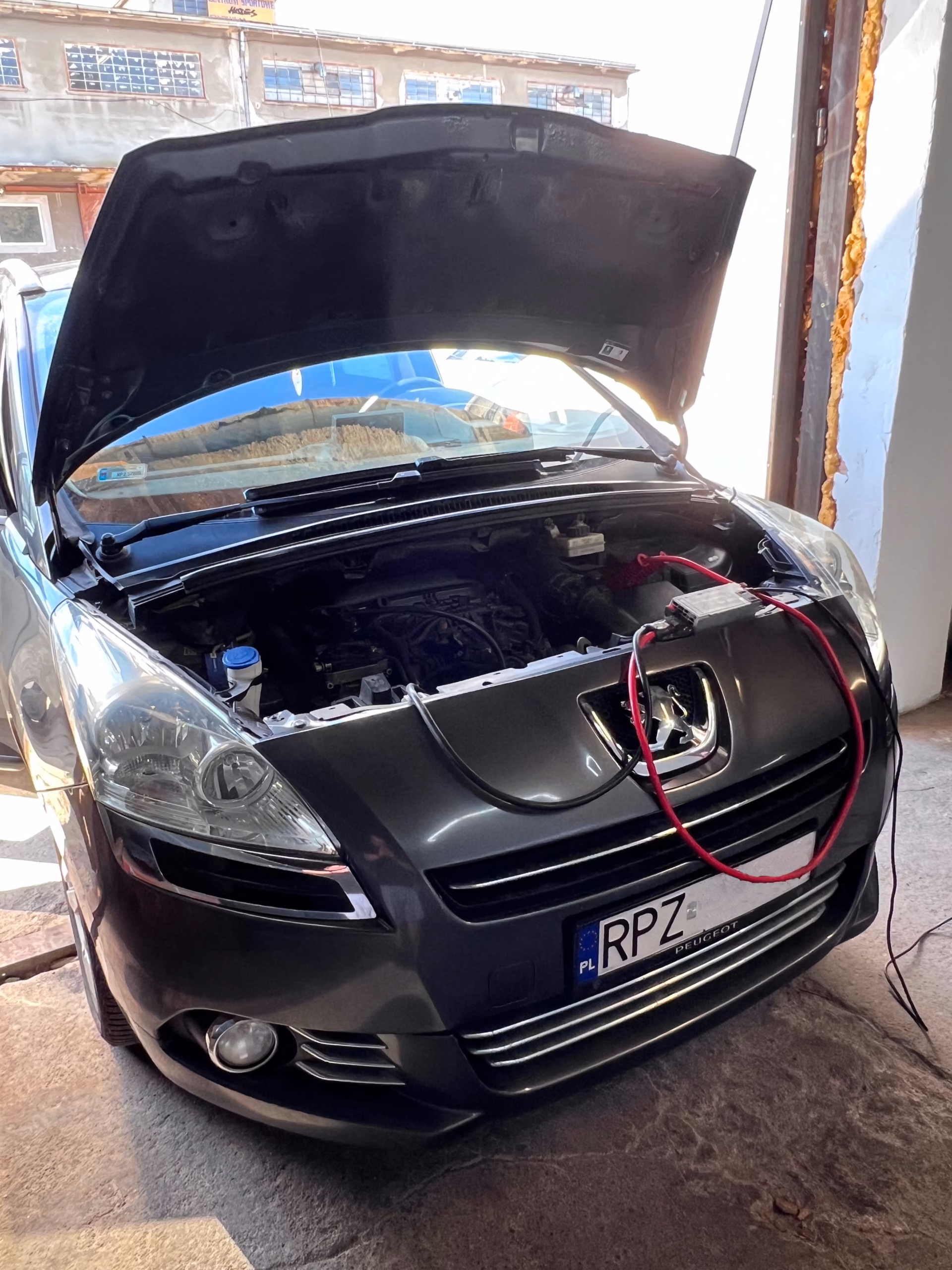 Peugeot 5008 2.0 HDi w garażu serwisowym - usuwanie DPF i EGR