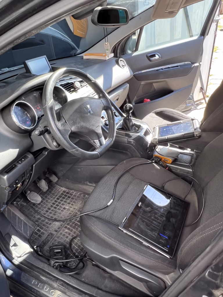 Komputer podłączony w Peugeocie 5008 - diagnostyka i wgrywanie oprogramowania