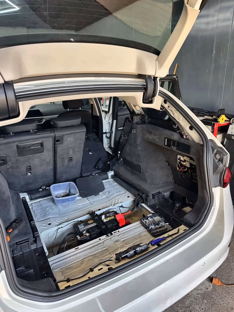 Bagażnik BMW G21 bez tapicerki - dostęp do akumulatora i instalacji