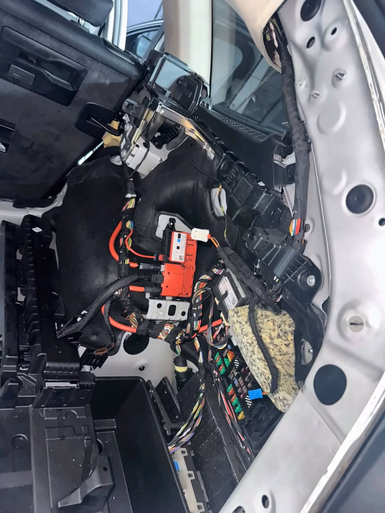 Instalacja elektryczna i skrzynka bezpieczników w bagażniku BMW G21