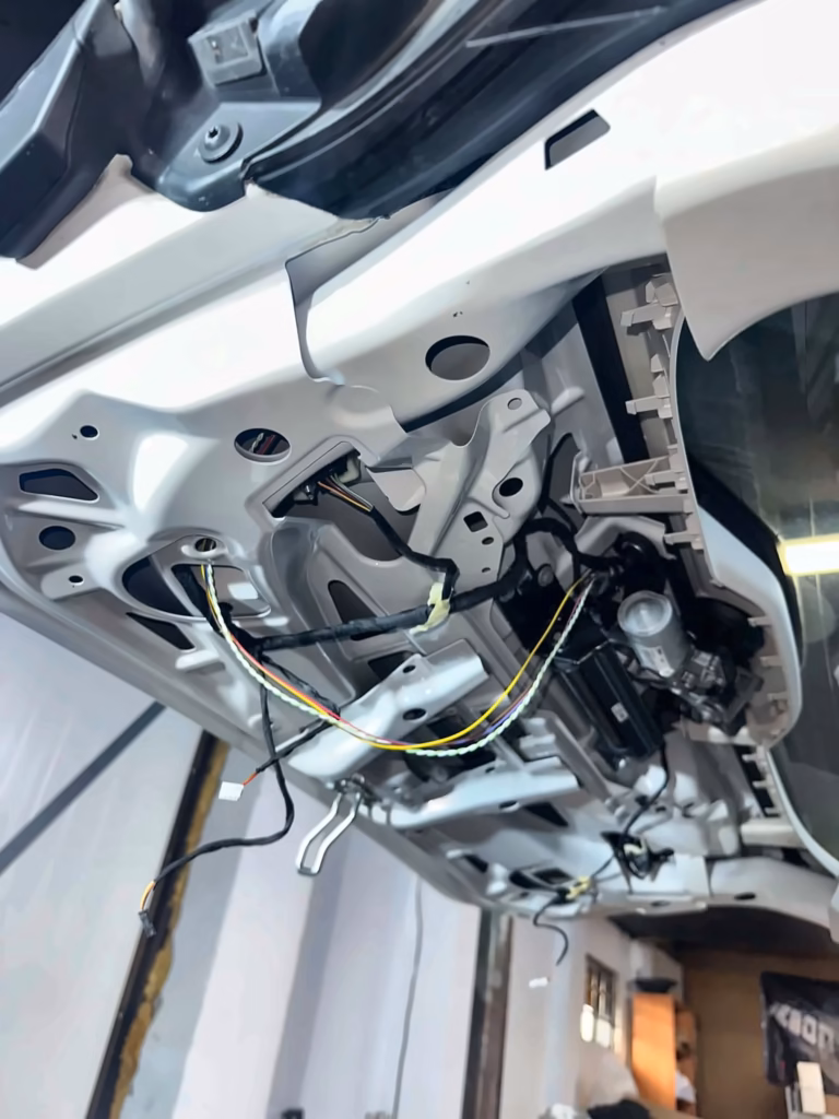 Okablowanie kamery cofania wewnątrz klapy bagażnika BMW G21